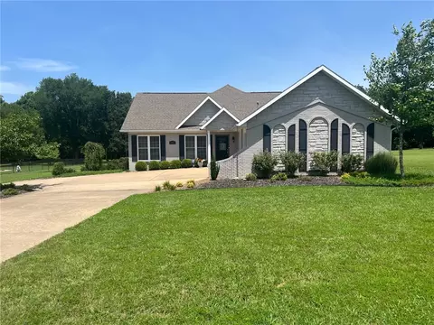 1811 Villa View Dr, Siloam Springs, AR 72761