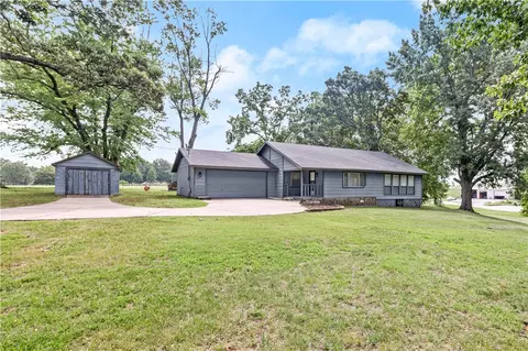 915 Honeysuckle St, Lowell, AR 72745