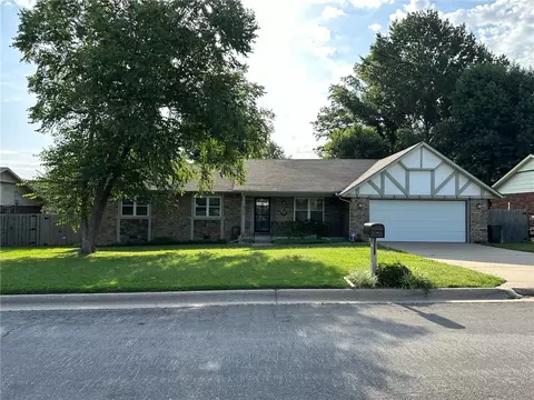 905 S 12th Pl, Rogers, AR 72756