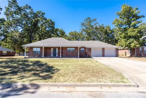 709 Comanche Dr, Gentry, AR 72734