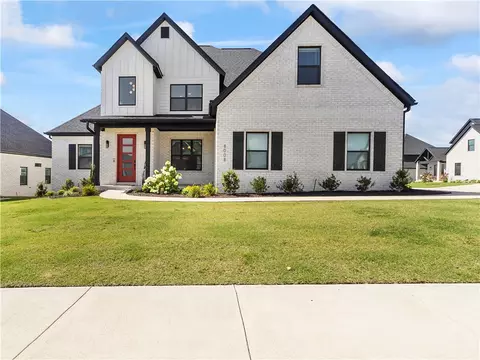 8008 W Dorchester St, Rogers, AR 72758