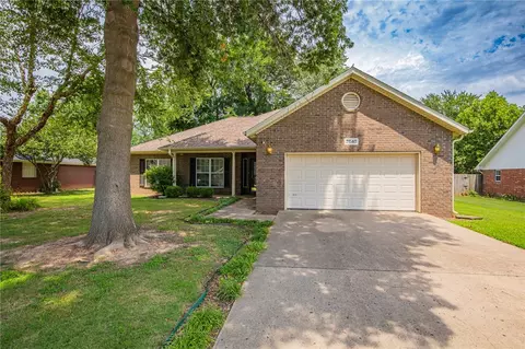 2640 Indian Oaks Trl, Springdale, AR 72762