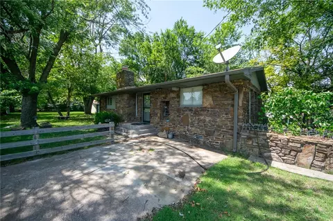 610 Caudle Ave, Springdale, AR 72764