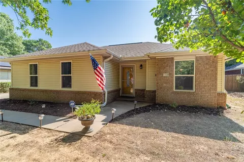 1326 N Tradition Ave, Fayetteville, AR 72704