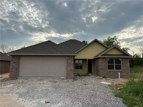 1011 Riverside Dr, Centerton, AR 72719