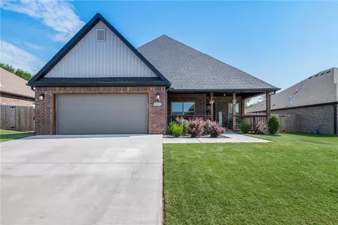 413 Ramsey St, Gentry, AR 72734