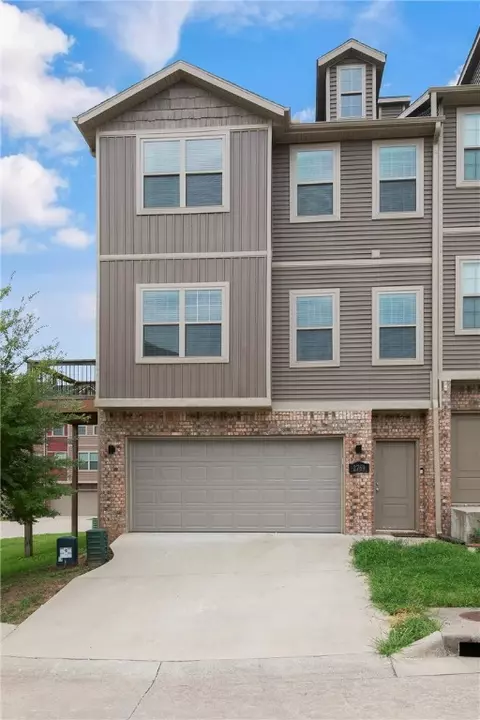 2769 W Auburn Dr, Fayetteville, AR 72704