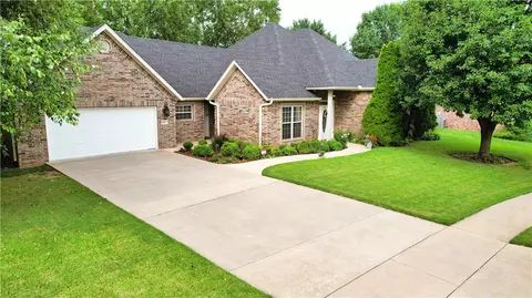 1907 N Settlement Ln, Fayetteville, AR 72704