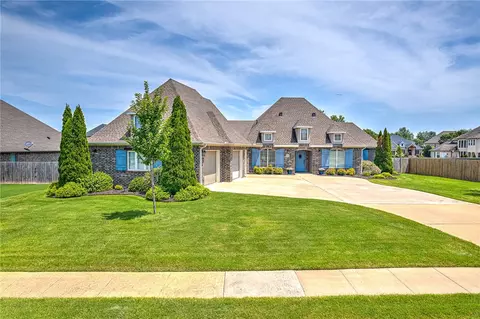 2703 S Creekside Dr, Rogers, AR 72758