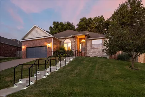 1862 N Batsford Dr, Fayetteville, AR 72704