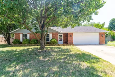 1372 Pine Creek Dr, Fayetteville, AR 72704
