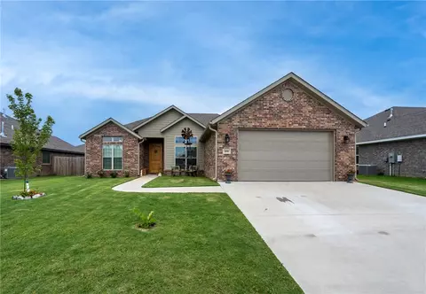 209 Pin Oak St, Gentry, AR 72734