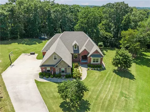 8013 Willowood Ct, Springdale, AR 72762
