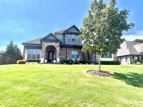 2951 Laurel Cir, Centerton, AR 72719