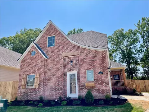 142 N Hawkstone Dr, Fayetteville, AR 72704
