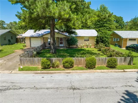 906 W Kelley St, Fayetteville, AR 72703