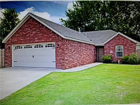 33 Madrid St, Fayetteville, AR 72703