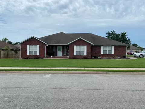 808 E Hardwood Cir, Rogers, AR 72758