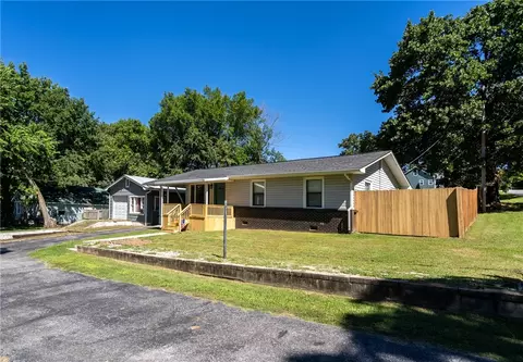 512 E Parks St, Prairie Grove, AR 72753