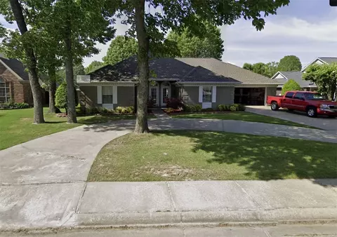 104 W Henson Ave, Springdale, AR 72764
