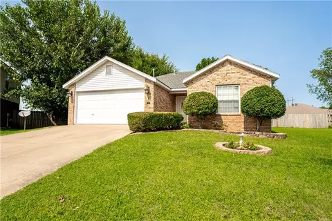 901 SW Hopi Cir, Bentonville, AR 72712