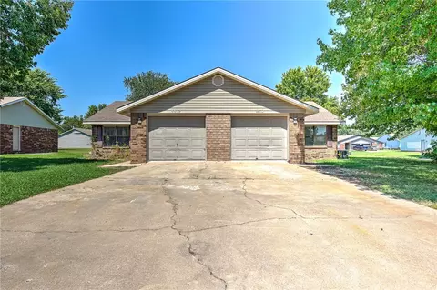 4410 W 4412 W Franciscan Trl, Fayetteville, AR 72704