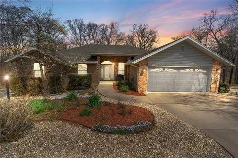 8 Dunvegan Dr, Bella Vista, AR 72715