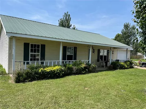 300 Estates Dr, Green Forest, AR 72638