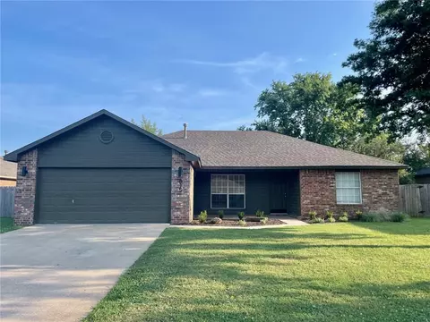 815 Robin Hood Ct, Springdale, AR 72764