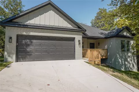 1 Burton Ln, Bella Vista, AR 72715