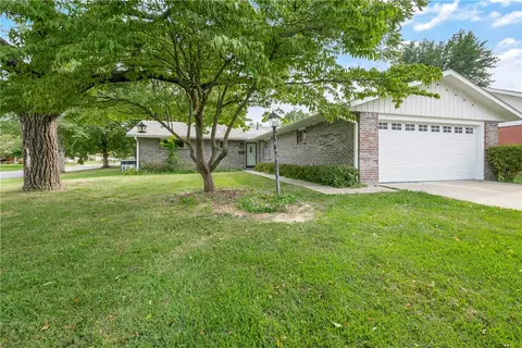 1102 W Pecan St, Rogers, AR 72756