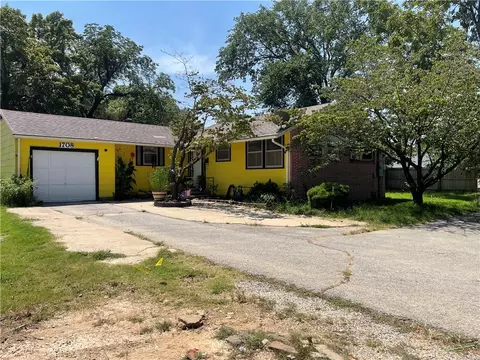 1708 W Walnut St, Rogers, AR 72756