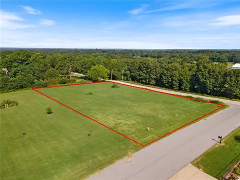 10180 Bunch Cir, Gravette, AR 72736