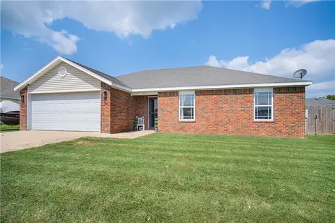 900 SW Almond St, Gravette, AR 72736