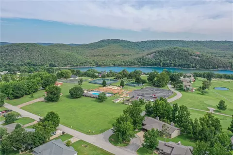 2 Wedgewood Cir, Holiday Island, AR 72631