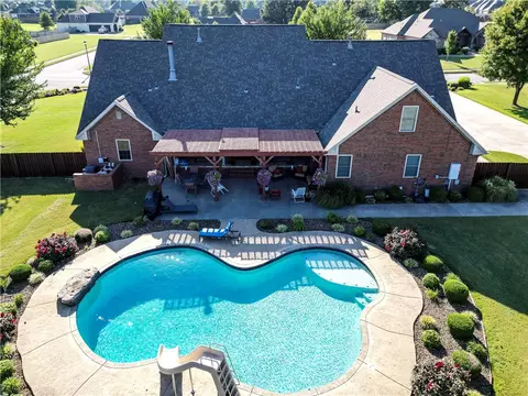 410 S Driftwood Dr, Farmington, AR 72730