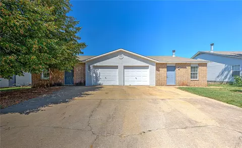 4362 W 4364 W Thrasher Dr, Fayetteville, AR 72704