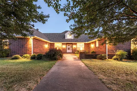 3851 E River Bluff Cv, Fayetteville, AR 72701