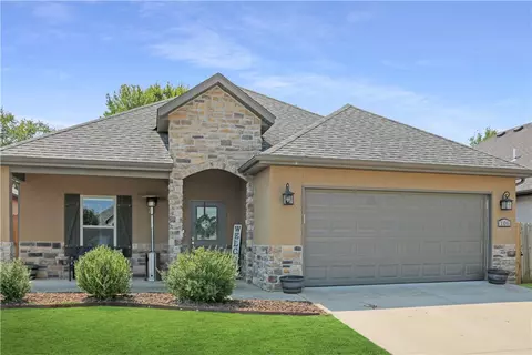 106 E Glendale Ln, Rogers, AR 72758