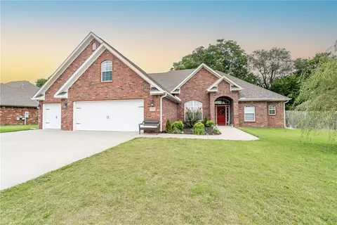 1300 Chattie Dr, Centerton, AR 72719