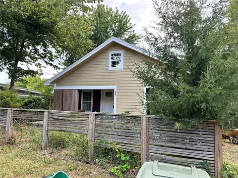 335 7th St, Fayetteville, AR 72701