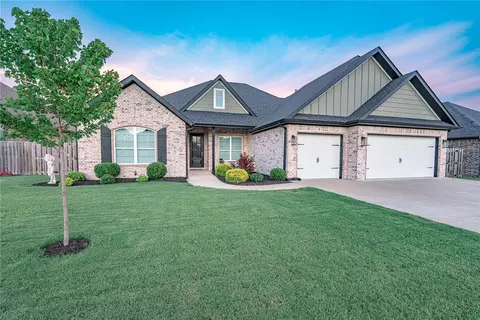 718 Malbec Rd, Tontitown, AR 72762