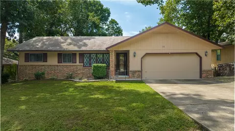 26 Knighton Dr, Bella Vista, AR 72715