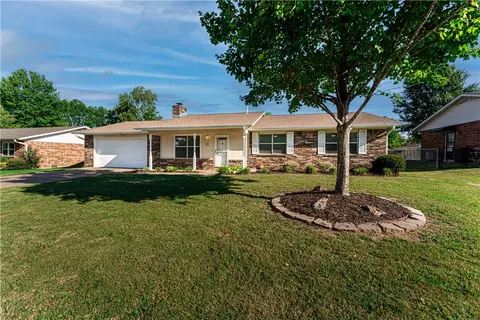 1305 Callahan Dr, Rogers, AR 72758