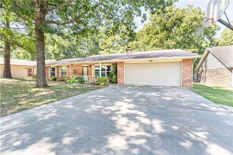 1006 N Dove Dr, Rogers, AR 72756