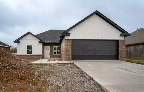 812 E Southern Trace Dr, Rogers, AR 72758