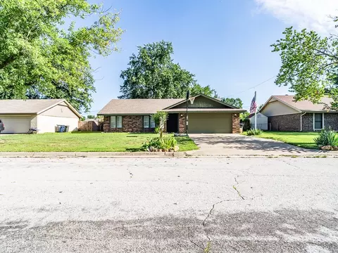 1613 Lilac St, Rogers, AR 72758