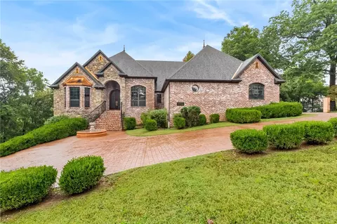 2704 NW A St, Bentonville, AR 72712