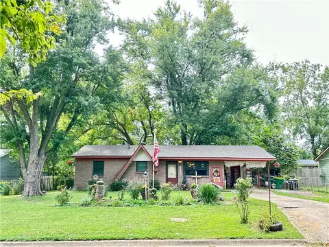 2405 Sycamore Pl, Springdale, AR 72762