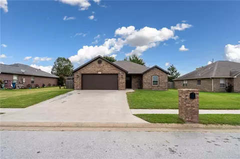 618 White Oak St, Gentry, AR 72734